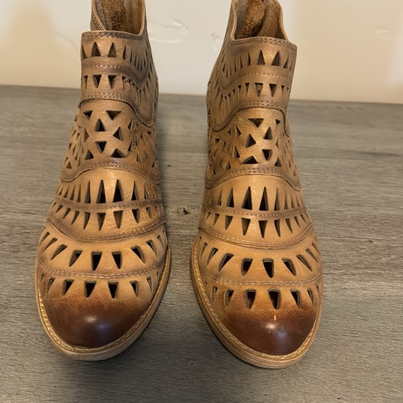 Sofft tan leather booties with cutouts. EUC. 8 1/2 med - Picture 2 of 6